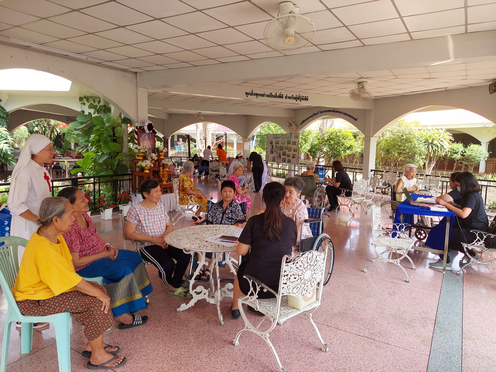 ทีมสหวิชาชีพของโรงพยาบาลบ้านโป่ง ทำกิจกรรมกับคุณยาย บ้านเบธานี