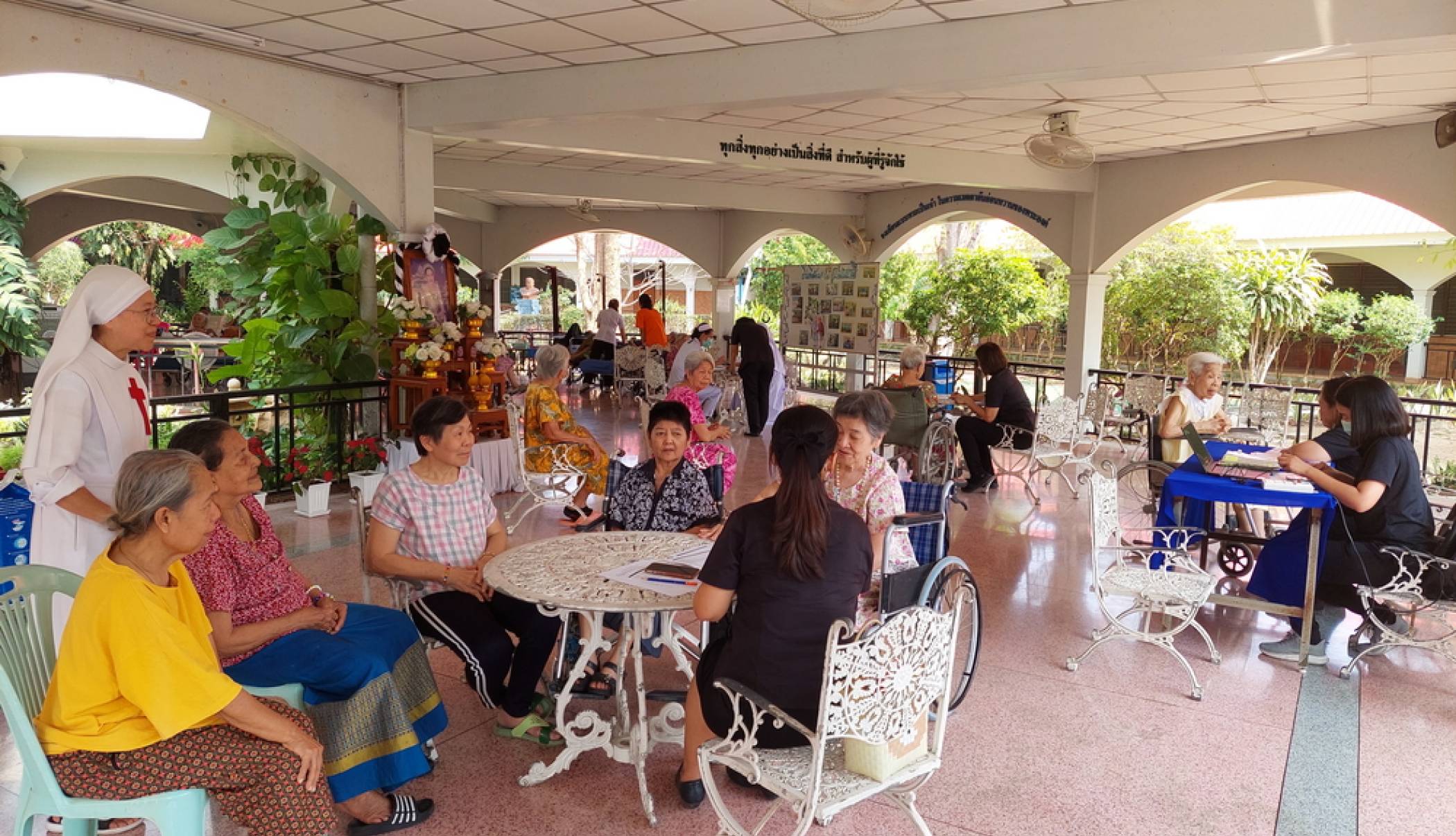 ทีมสหวิชาชีพของโรงพยาบาลบ้านโป่ง ทำกิจกรรมกับคุณยาย บ้านเบธานี